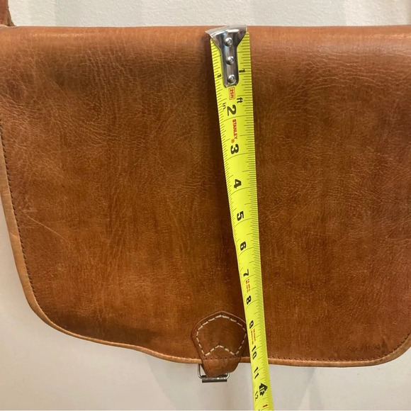 SADDLE Shaped Hand Crafted Leather Adjustable Strap Buckle Closure Purse Bag - Picture 2 of 14